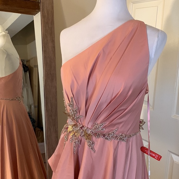 MAC DUGGAL
Embellished One Shoulder Asymetrical Gown - Picture 5 of 14